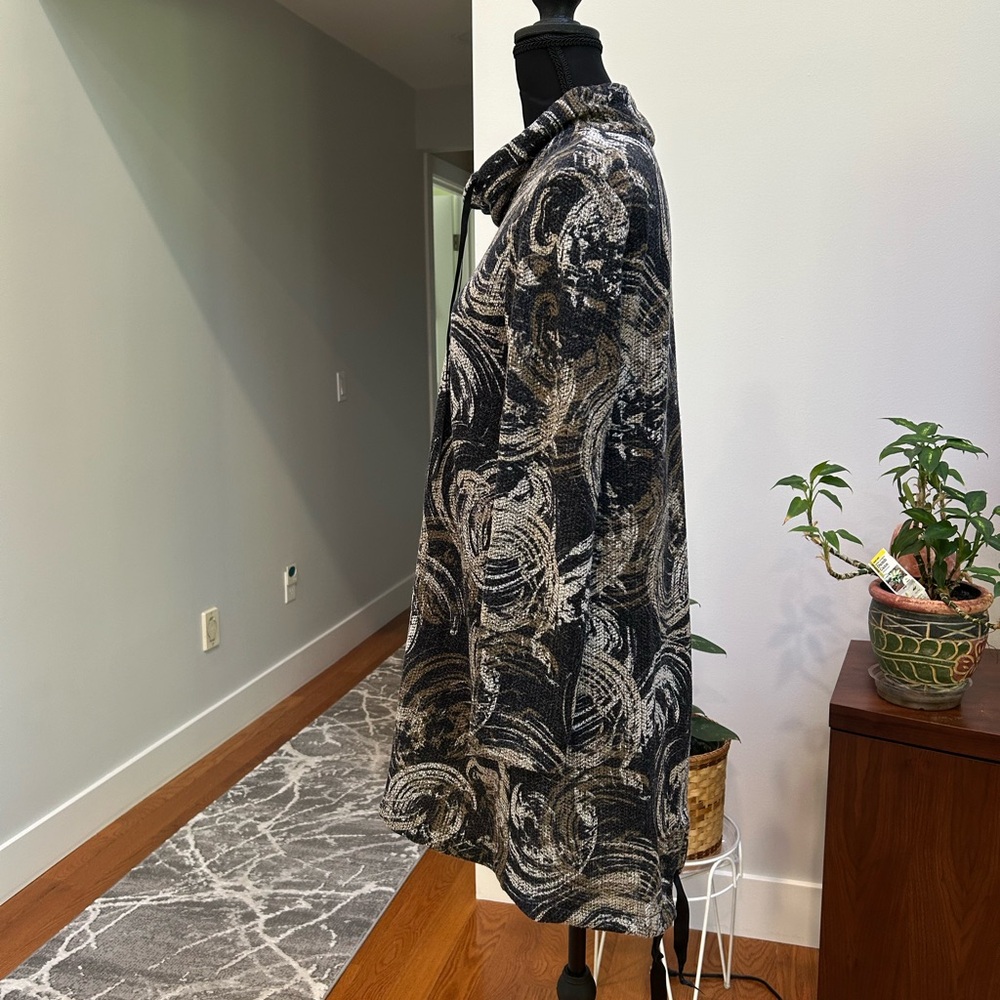 Abstract Swirl Pattern Tunic - Picture 2 of 8